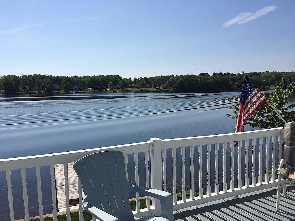 A Four-Season Cottage on Fiddle Lake, Minutes From Elk Mountain