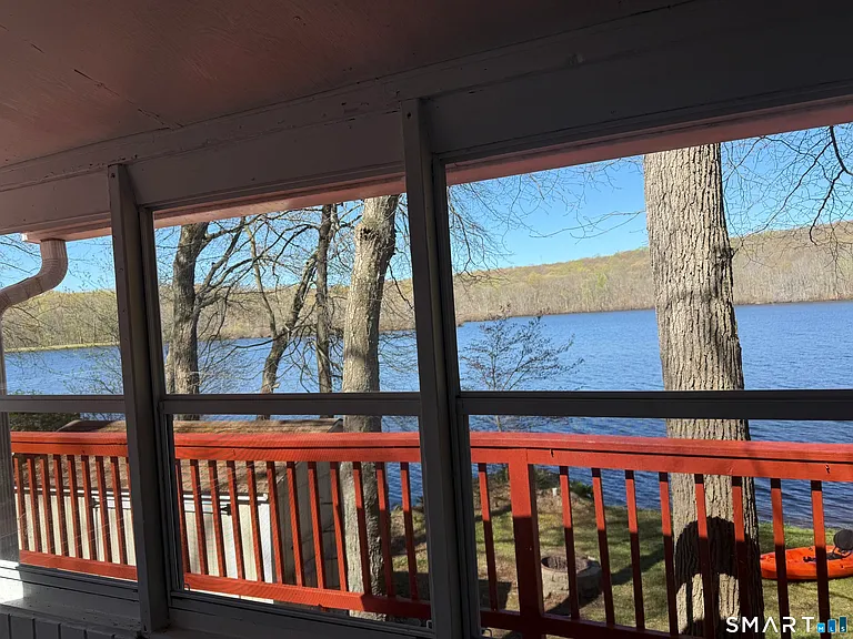Lakefront Cottage on Pickerel Lake in Colchester