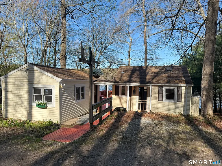 Lakefront Cottage on Pickerel Lake in Colchester