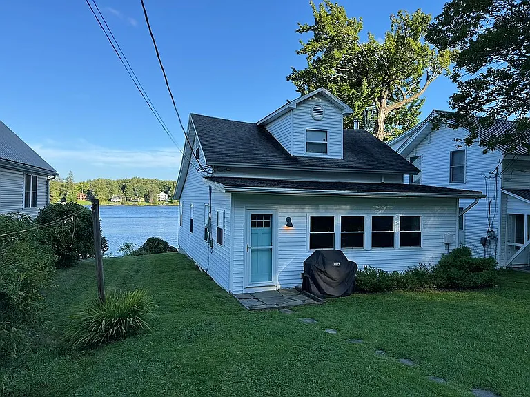 A Four-Season Cottage on Fiddle Lake, Minutes From Elk Mountain
