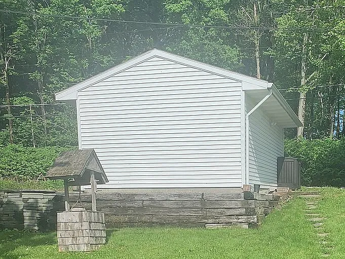 A Four-Season Cottage on Fiddle Lake, Minutes From Elk Mountain