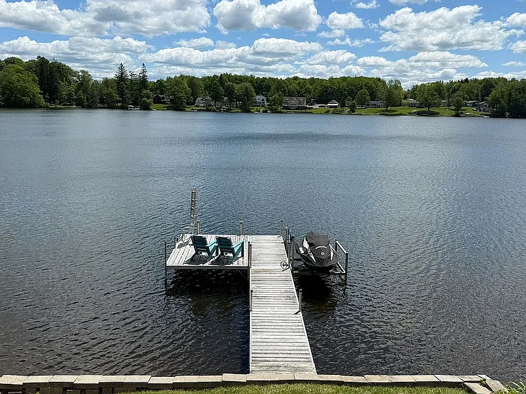 A Four-Season Cottage on Fiddle Lake, Minutes From Elk Mountain