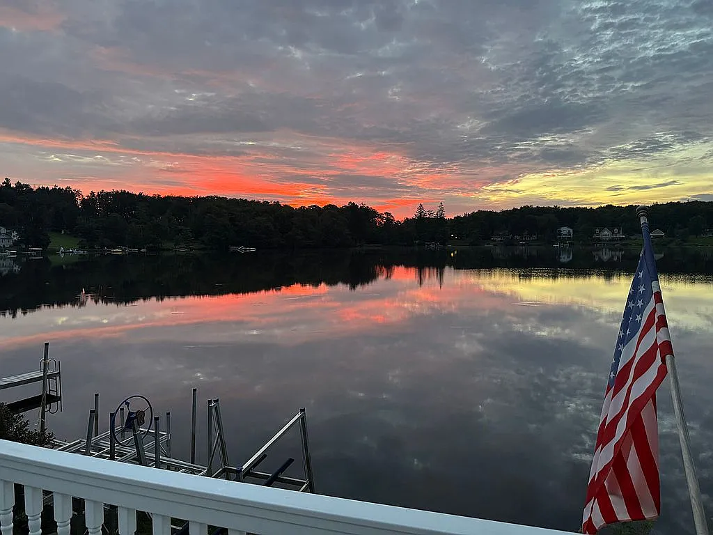 A Four-Season Cottage on Fiddle Lake, Minutes From Elk Mountain