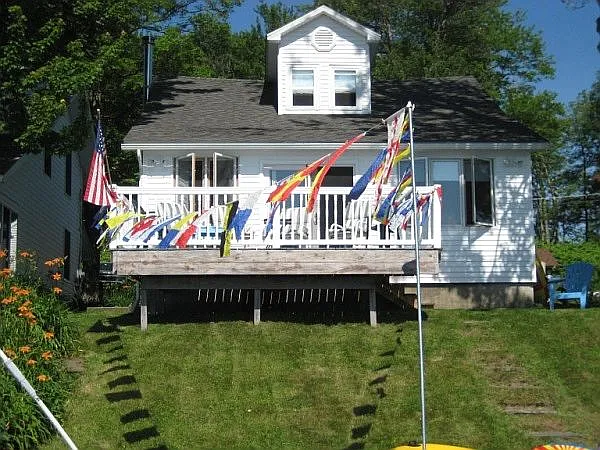 A Four-Season Cottage on Fiddle Lake, Minutes From Elk Mountain