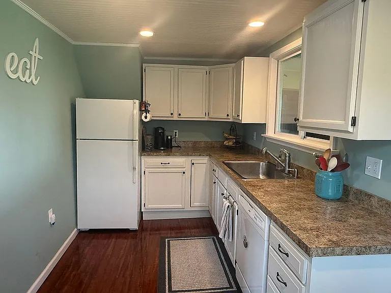A Four-Season Cottage on Fiddle Lake, Minutes From Elk Mountain