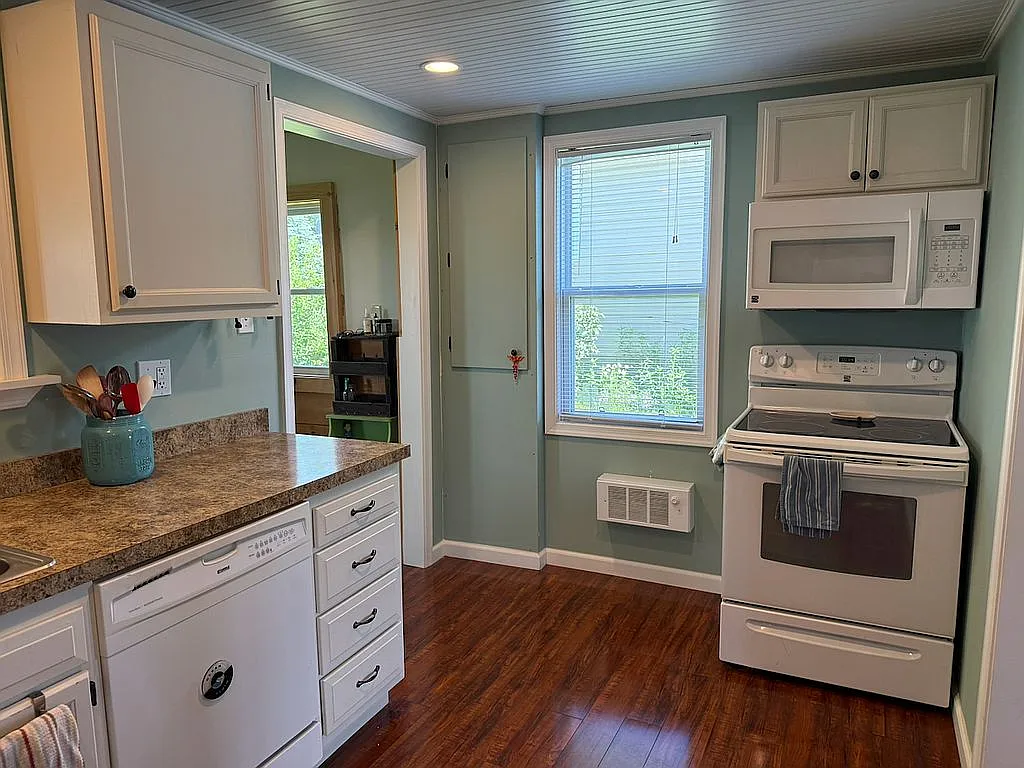 A Four-Season Cottage on Fiddle Lake, Minutes From Elk Mountain