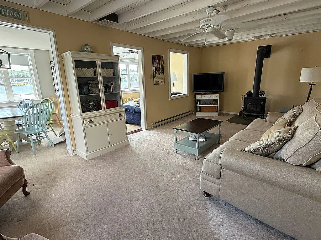 A Four-Season Cottage on Fiddle Lake, Minutes From Elk Mountain