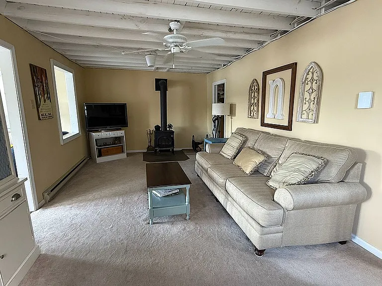 A Four-Season Cottage on Fiddle Lake, Minutes From Elk Mountain
