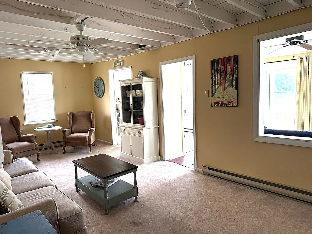 A Four-Season Cottage on Fiddle Lake, Minutes From Elk Mountain