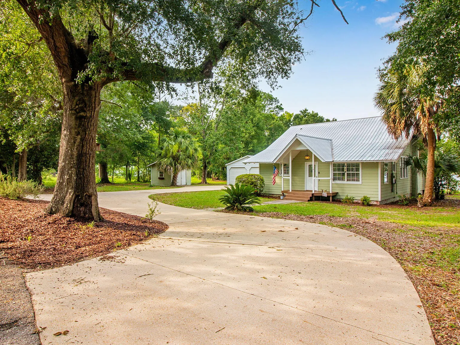 Updated 1918 Cottage on Lake Stanley in DeFuniak Springs