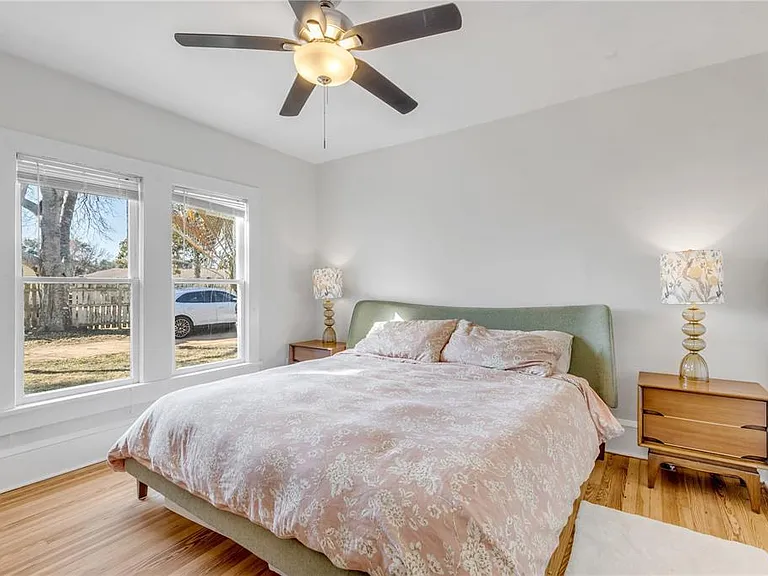 A 1920s Cottage on Murray Creek With Two Creeks to Choose From