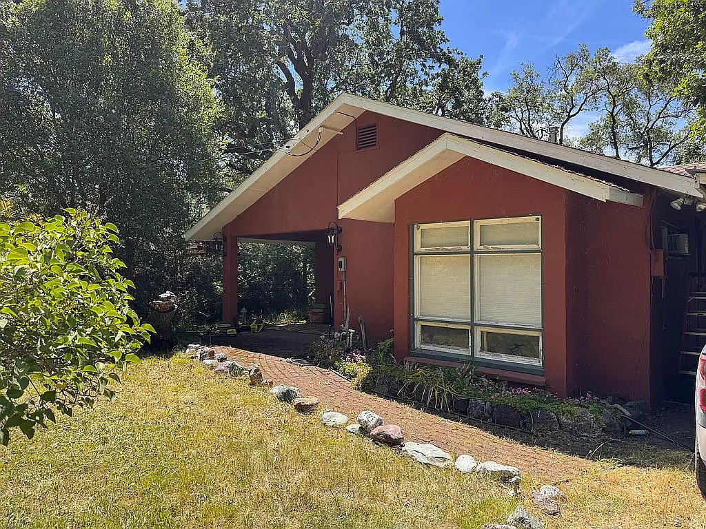 A Bluff-Top Home on the Eel River, With Its Own Swimming Hole