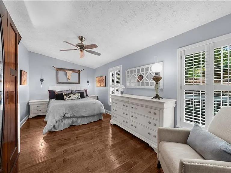 Lakefront Cottage on Lake Lanier in Flowery Branch