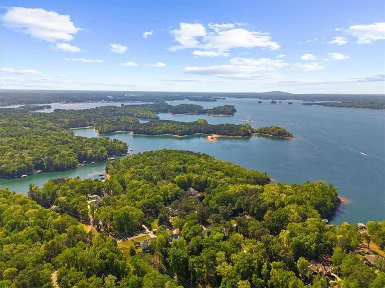 Lakefront Cottage on Lake Lanier in Flowery Branch