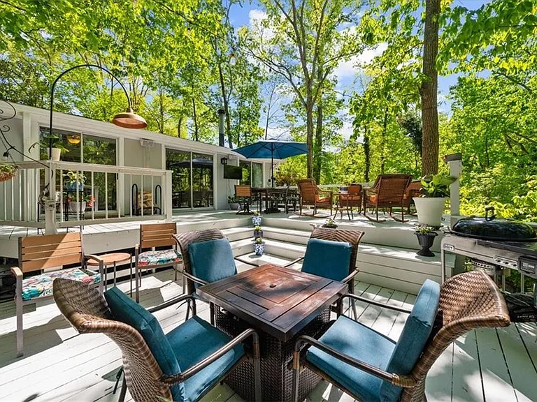 Lakefront Cottage on Lake Lanier in Flowery Branch