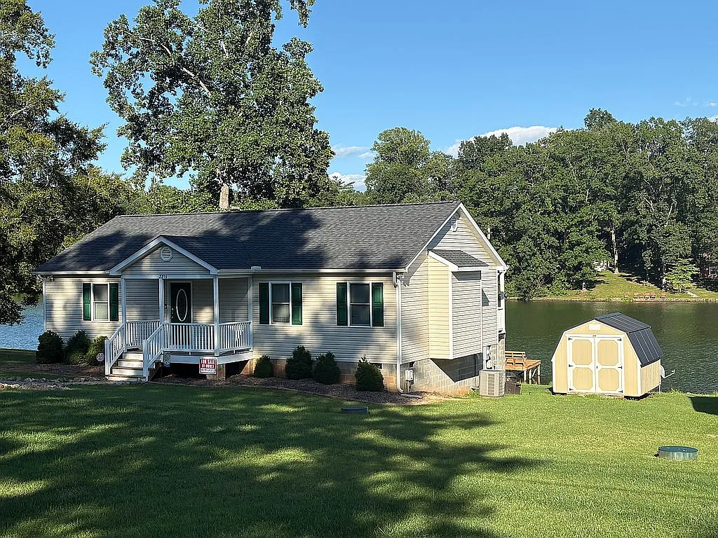 A Brand-New Rancher With Its Own Private Pier on the Lake