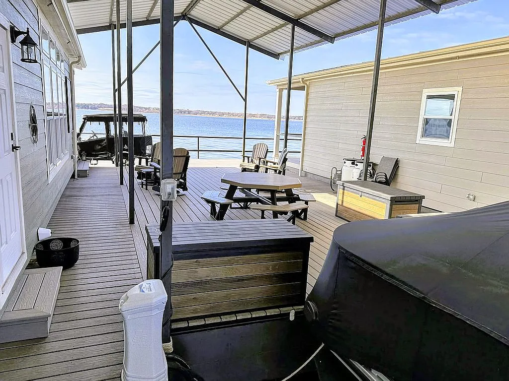 A Floating Home on Lake Texoma, Vacation-Only by Design