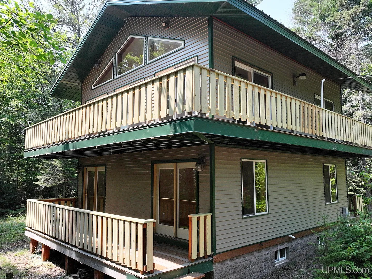 A Private Keweenaw Hideaway With a 1,200-Foot Lake Superior Beach