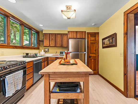 A Deep-Water Boathouse With Its Own Guest Suite on Lake Sunapee