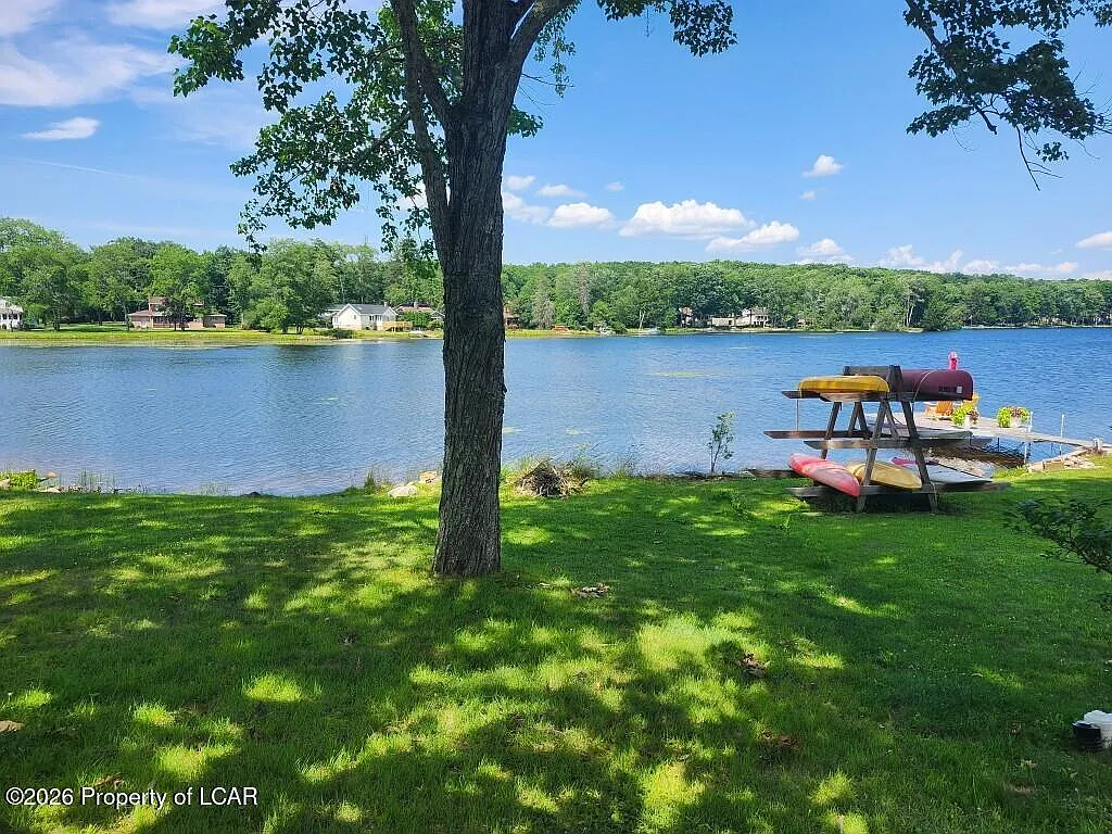 A Lakefront Cottage on Penn Lake, Steps From the Poconos