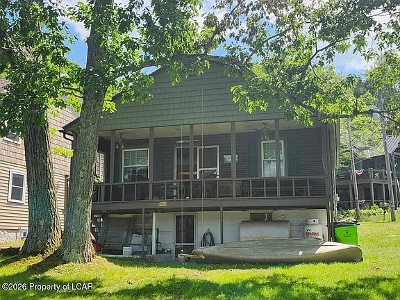 A Lakefront Cottage on Penn Lake, Steps From the Poconos