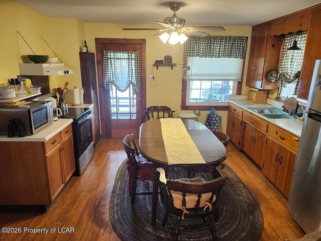 A Lakefront Cottage on Penn Lake, Steps From the Poconos