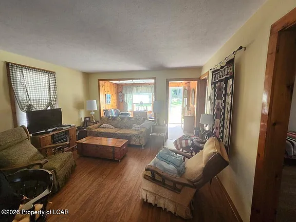 A Lakefront Cottage on Penn Lake, Steps From the Poconos