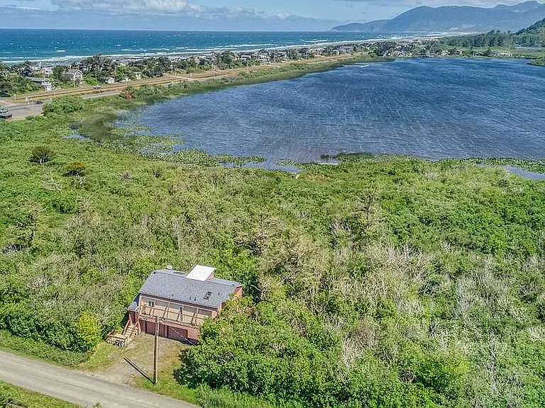 A Boardwalk to Lake Lytle, Steps From a Seven-Mile Ocean Beach