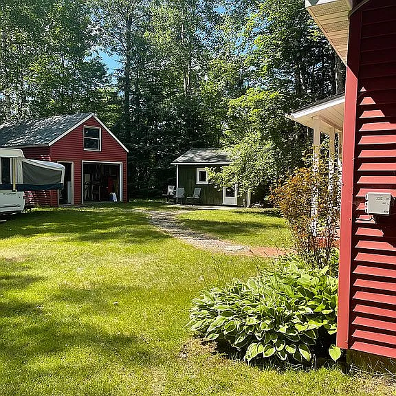 A Lakeside Cottage on Farmer Lake, With Its Own Sauna Building