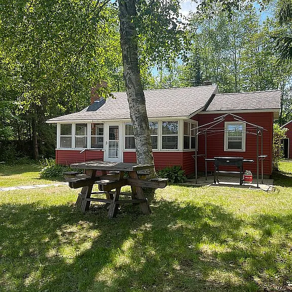 A Lakeside Cottage on Farmer Lake, With Its Own Sauna Building