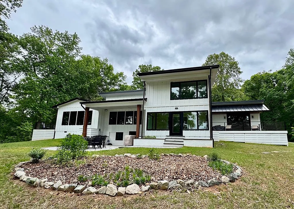 A Private Point on Kerr Lake With Its Own Guest Apartment