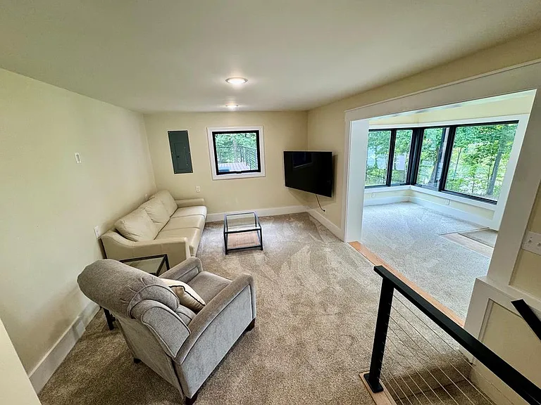 A Private Point on Kerr Lake With Its Own Guest Apartment
