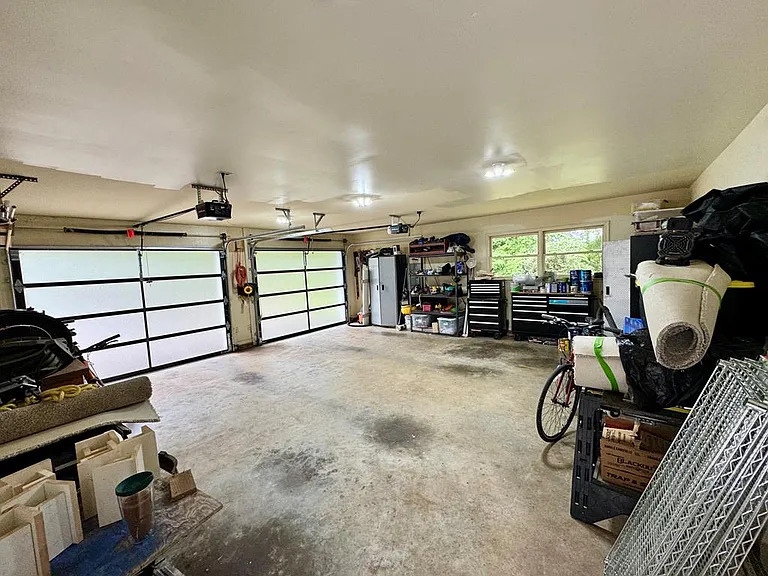 A Private Point on Kerr Lake With Its Own Guest Apartment