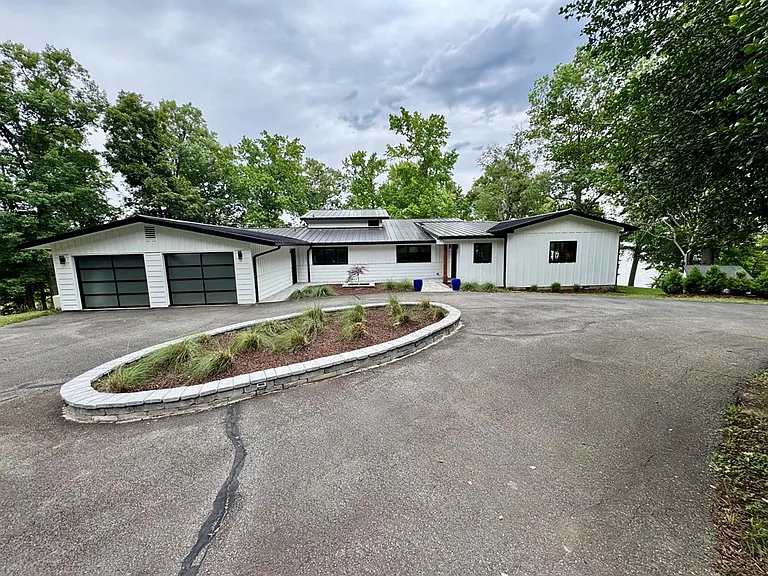 A Private Point on Kerr Lake With Its Own Guest Apartment