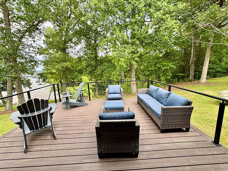 A Private Point on Kerr Lake With Its Own Guest Apartment