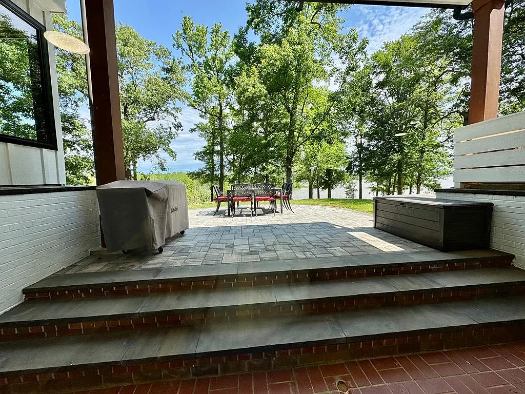 A Private Point on Kerr Lake With Its Own Guest Apartment