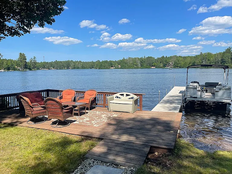 A Lakeside Cottage on Farmer Lake, With Its Own Sauna Building