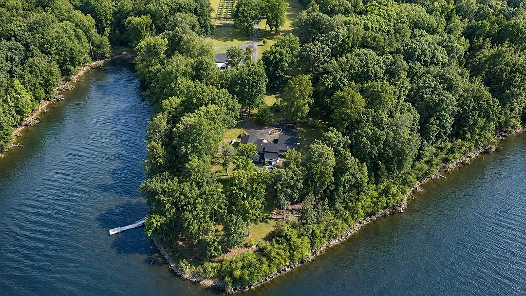 A Private Point on Kerr Lake With Its Own Guest Apartment